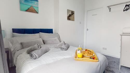 Bedroom 2 - Bright and spacious room with hanging rail and comfy double bed