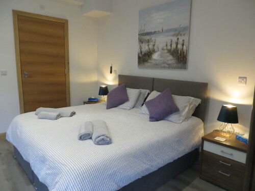 Apartment-Ensuite with Shower-Street View - 2 Night