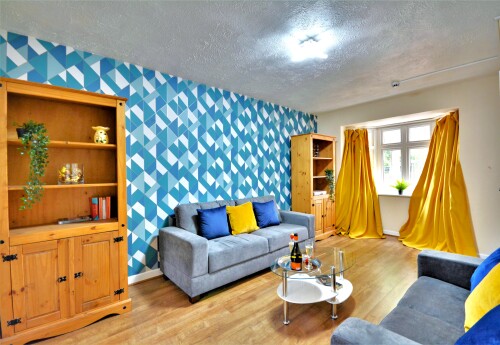 Manchester Townhouse by BEVOLVE - 4 bedrooms - Free Parking - Lounge