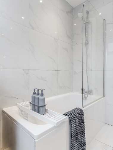 Bath/ Shower & Toiletries 