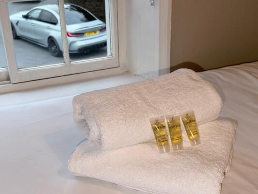 Fresh towels & shampoo provided