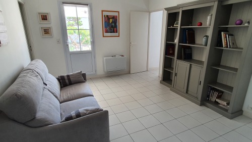 Salon bibliothèque avec canapé lit 2 personnes