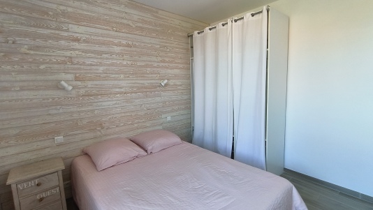 Chambre 1 lit en 140 + rangements