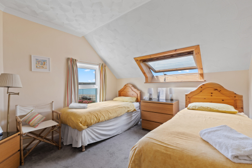 Room 6 twin en-suite with sea view