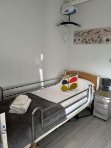 H frame ceiling hoist with full room coverage, which goes into the wet room