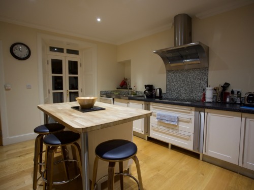 Fully equipped kitchen with range cooker and breakfast bar