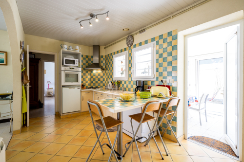 Cuisine spacieuse ouvrant sur la véranda 