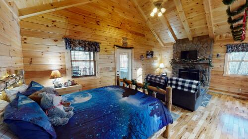 Bedroom/Living room: Lone Wolf-Twilight Ridge Cabins