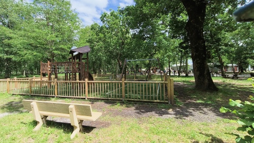 Face à la maison un magnifique parc boisé avec une aire de jeux