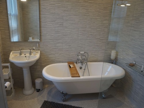 En  -suite with bath & Shower - Monoploy