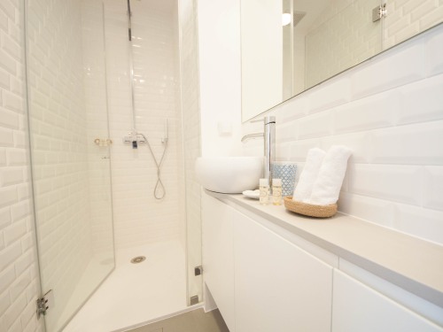 A n'importe quel moment de la journée ou de la nuit une salle de douche fraîche et toute neuve vous attend.