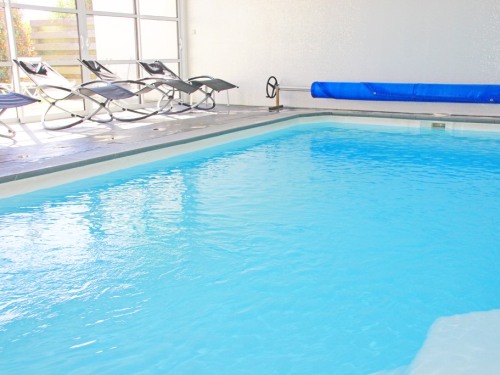 La piscine intérieure chauffée (l'eau est à 30 °) est de 8 mètres sur 4 mètres; un Plaisir pour petits et grands