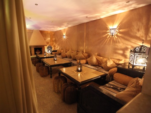 Poolside dining lounge
