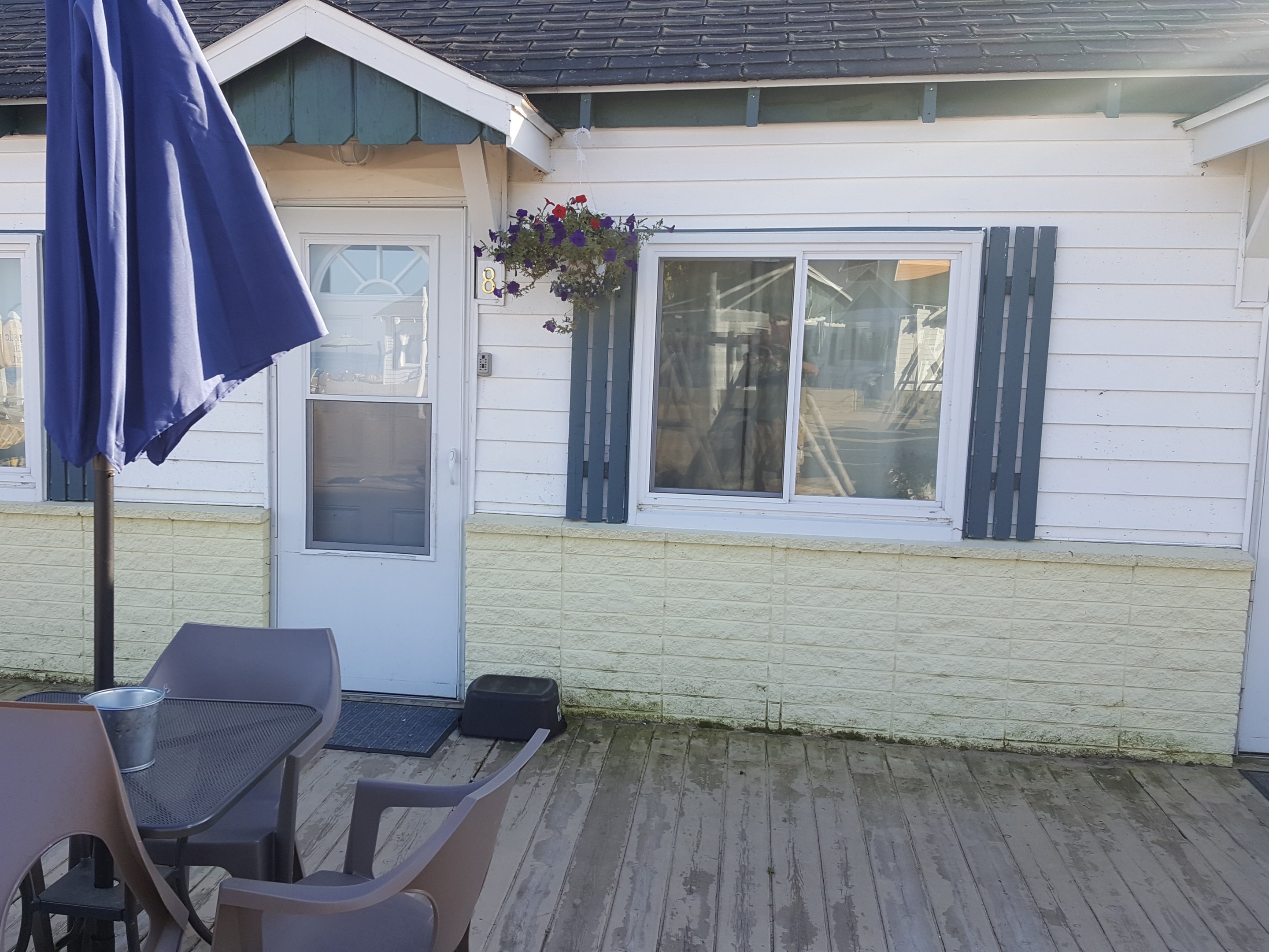 # 8-Suite-Private Bathroom-Standard-Lake View - Base Rate
