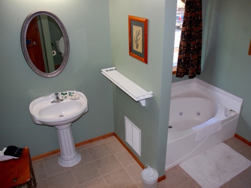 Long Mountain Suite bathroom / also has mobility shower