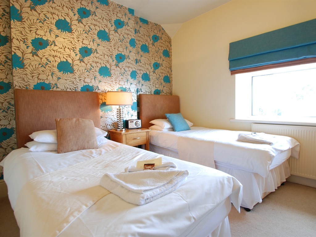 Twin room-Deluxe-Ensuite with Shower-Partial sea view-Side sea & mountain view