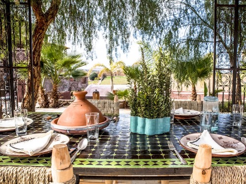 Déjeuner sur la terrasse de la piscine