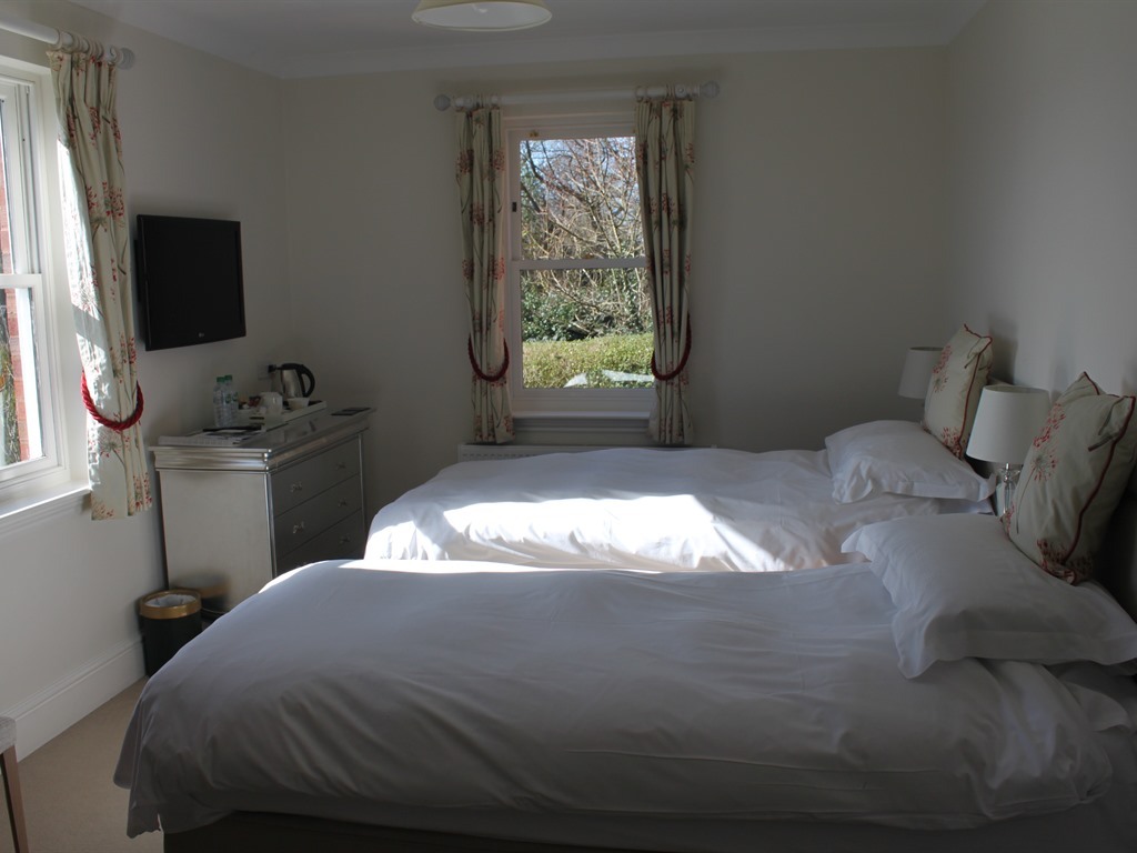 Twin room-Deluxe-Ensuite with Shower-Garden View - Base Rate