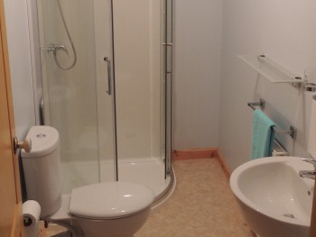 Ardbeg (twin room) en suite shower room