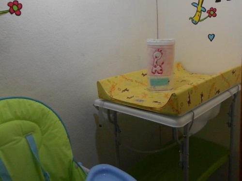 Coin pour bébés: table à langer, baignoire, chaise haute et matelas sont à votre disposition gratuitement