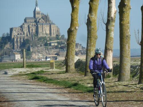 petite route vers le Mont-Saint-Michel