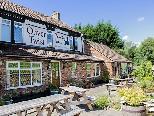 Oliver Twist Country Inn - The front patio area and main entrance