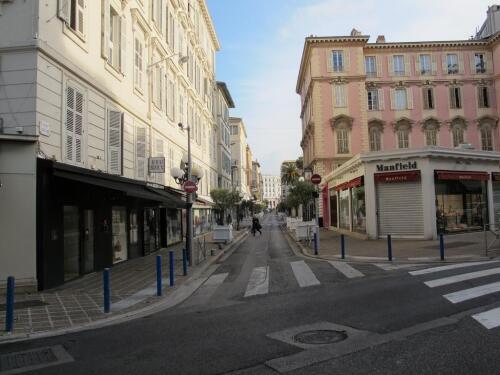 L’entrée de l’immeuble est située au début de la rue Longchamps, élégante artère semi-piétonne.