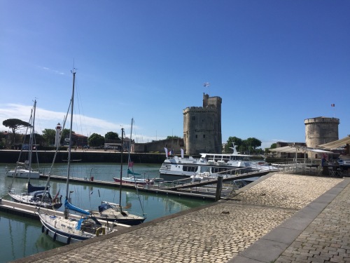 les quais du vieux port et les tours de la rochelle