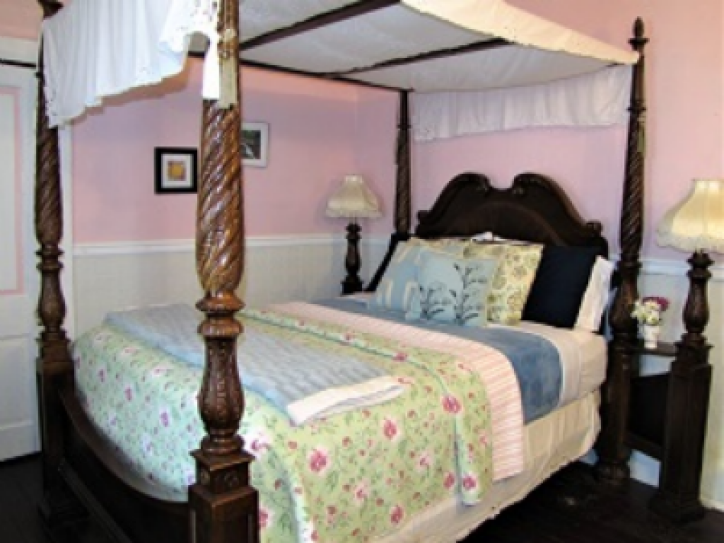 4)  CreekSide (Queen Bed, Ensuite, Above Creek)