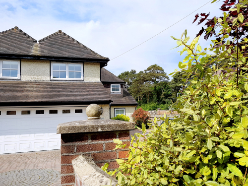 Wildwood B Lymington United Kingdom Toproomscom Wildwood B Driveway Entrance