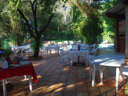 petit-déjeuner sur la terrasse de la piscine