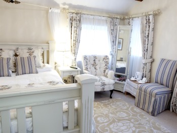 English Country bedroom