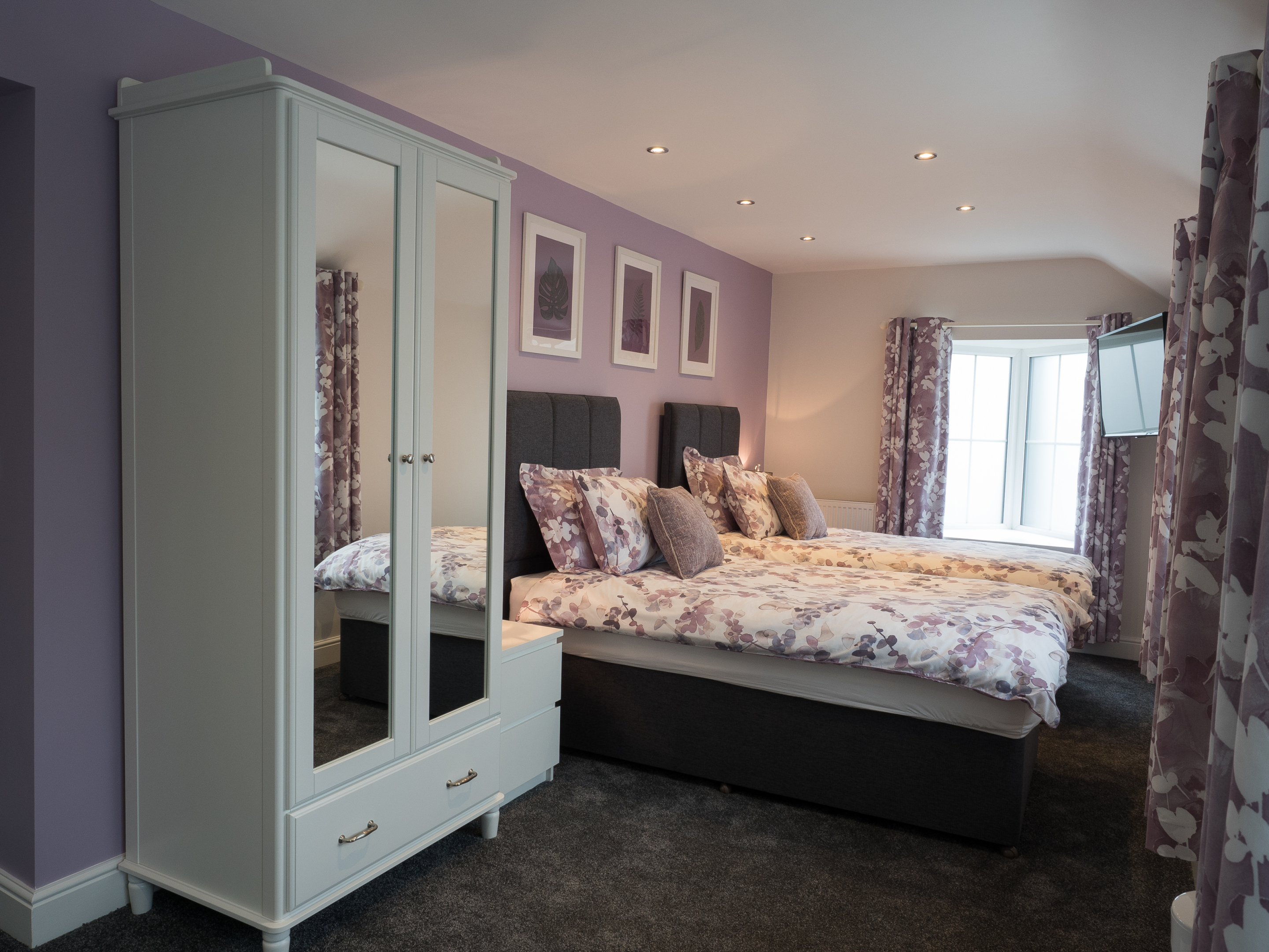 Twin room-Ensuite with Shower-Mauve - Base Rate