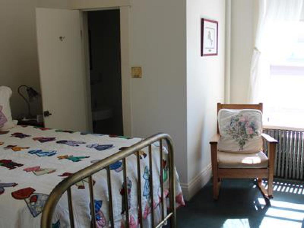 Double room-Private Bathroom-Standard-Courtyard view-Guest Room 105 - Early Am