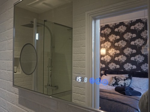 En-suite shower for double room with king size bed - Chess