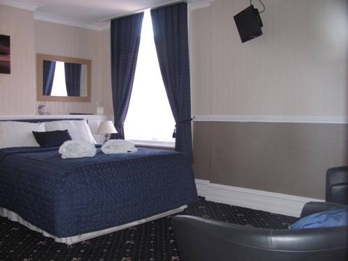 Room 7 A spacious ensuite double room.TV complimentary tea/coffee