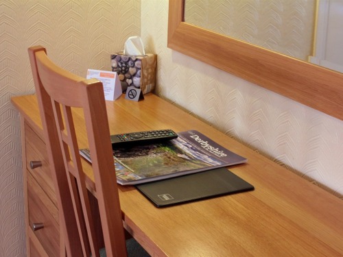 All rooms have desks