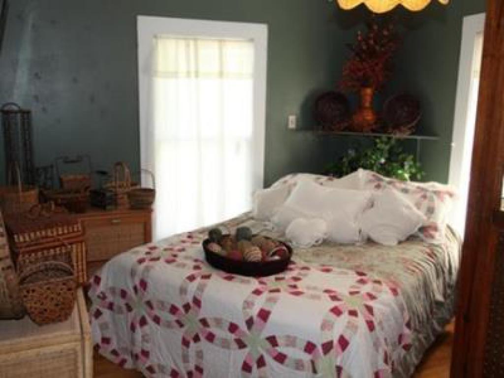 Suite-Ensuite-Queen-Courtyard view-Allegretto Jalapeno Suite - Base Rate