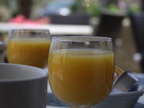 Hotel Van Gogh - Petit déjeuner au bord de la piscine