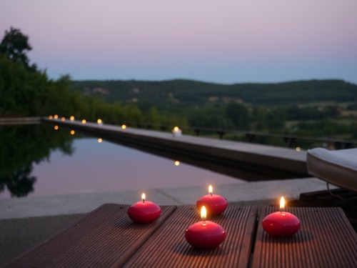 soirée au bord de la piscine