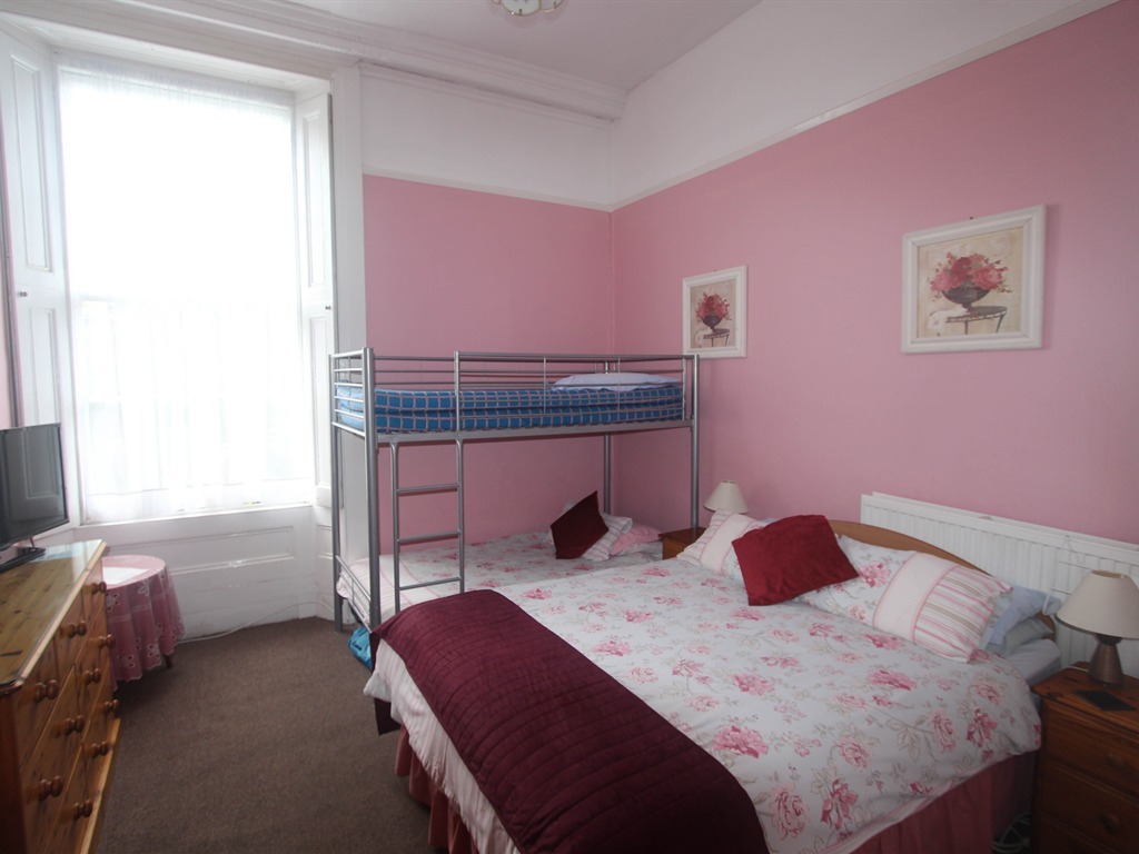 Ground floor family room with bunk bed