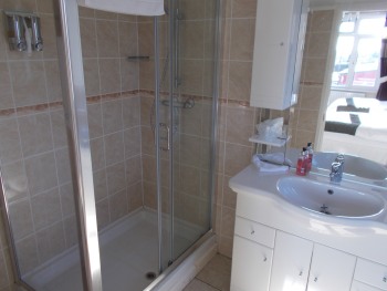 Bagno - Crinnis - en-suite with shower.