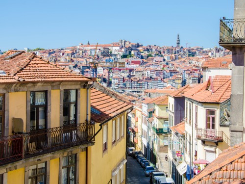 La rue est située dans un quartier authentique situé sur les bords du Douro et offrant les plus belles vues sur la ville.