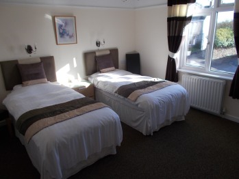 Chambre - Crinnis is our popular first-floor room featuring twin beds. Chambre - Crinnis is our popular first-floor room featuring twin beds.