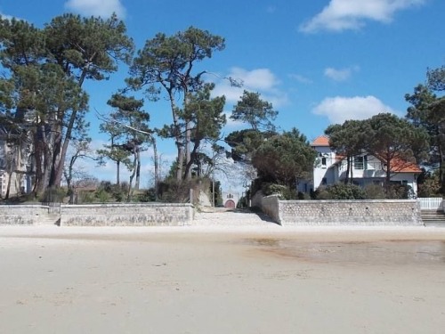 La plage de Taussat-les-Bains, à 150m de la villa Glen-Tara (on aperçoit la chapelle)