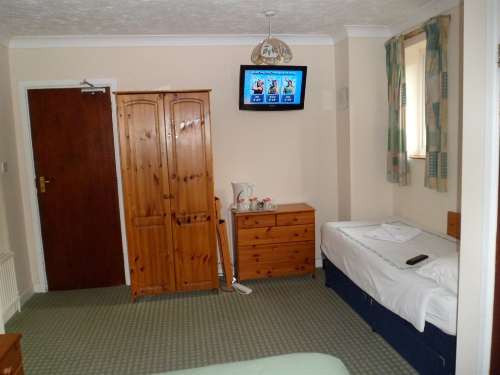 Family or Twin - Ensuite (1 Double bed and 1 single bed)