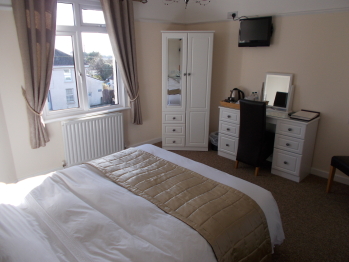 Chambre - Carlyon is a spacious, light and airy double room. Chambre - Carlyon is a spacious, light and airy double room.