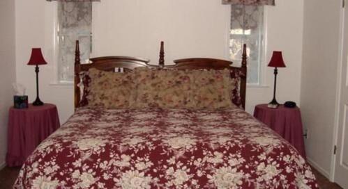 Red Delicious Room