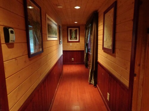 Evergreen Haus - Yosemite Lodging - Cabin Hallway