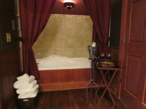 Whirlpool tub in Gamekeeper room